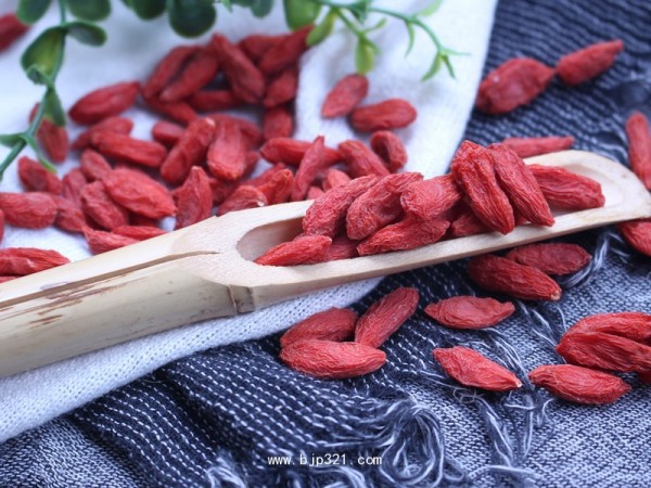 內(nèi)蒙古烏蘭布和沙漠紅枸杞110g/瓶零添加 原生態(tài)